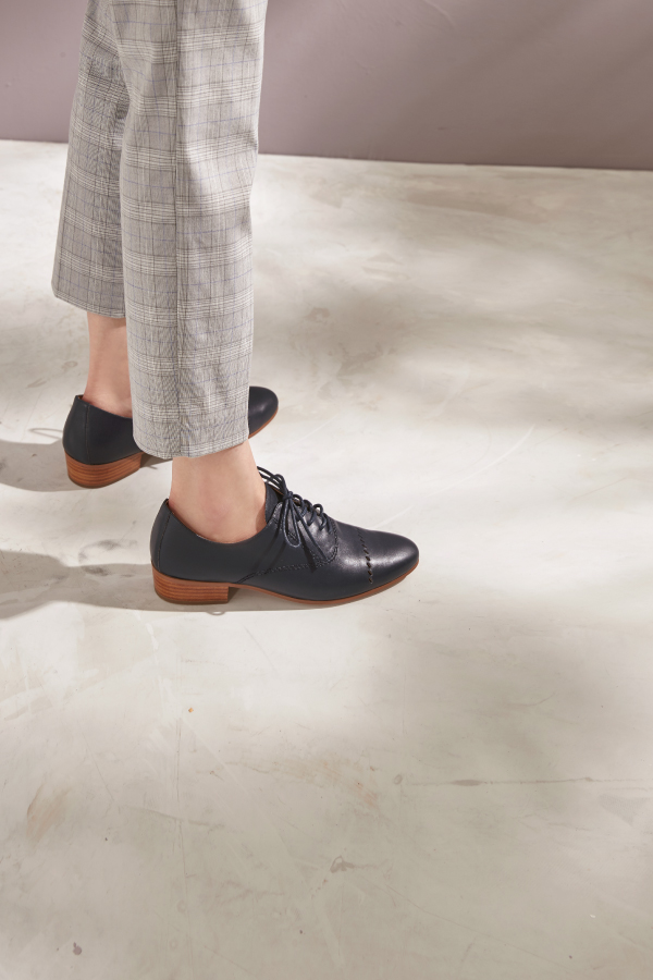 HERLS 女紳品味 全真皮斜線鏤空牛津鞋-深藍色