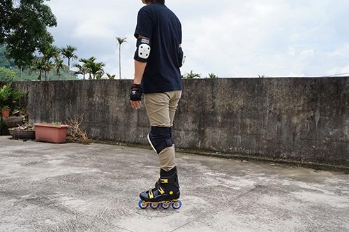 DLD多輪多 專業特技直排輪護具 溜冰鞋 蛇板 滑板護具 極限運動強化護肘護膝 黑白 XS
