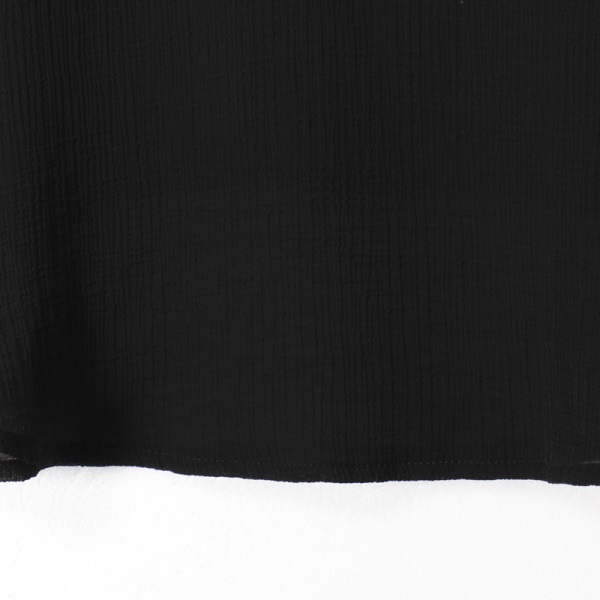 鏤空刺繡滾邊設計V領喇叭袖透光感純色壓皺上衣-OB大尺碼