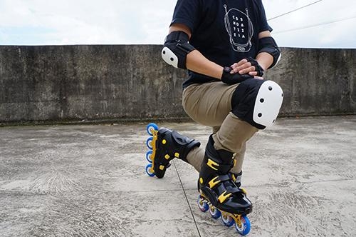 DLD多輪多 專業特技直排輪護具 溜冰鞋 蛇板 滑板護具 極限運動強化護肘護膝 黑白 XS