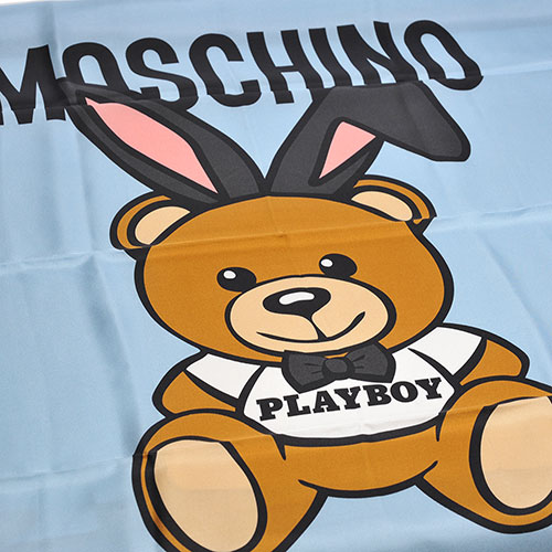 MOSCHINO 義大利製PLAYBOY小熊圖騰字母LOGO圍巾/披肩(籃底黑邊)