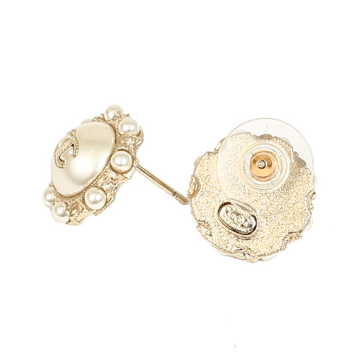 Chanel 經典雙C LOGO珍珠鑲嵌圓環針式耳環(金/米白)