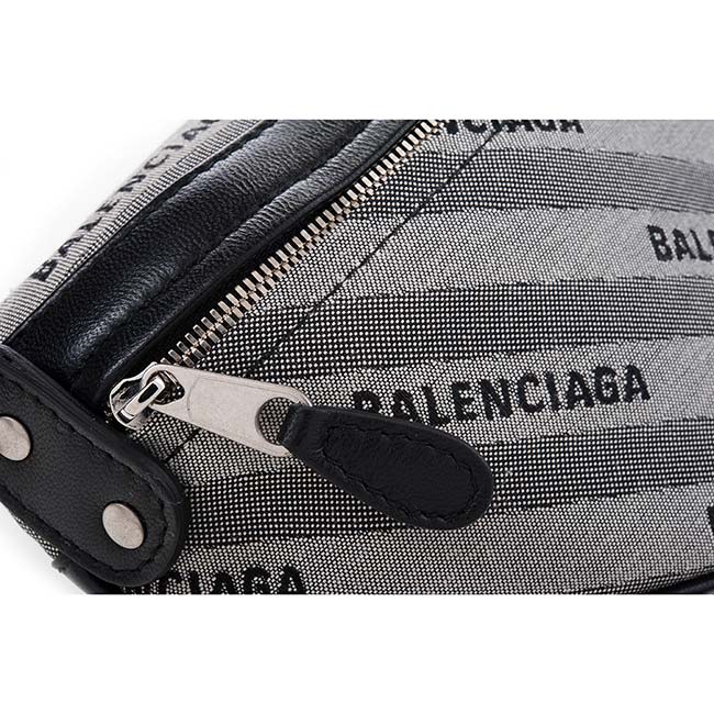 Balenciaga 新款緹花標識搭紀念吊飾揹帶斜跨包/腰包 (灰色)