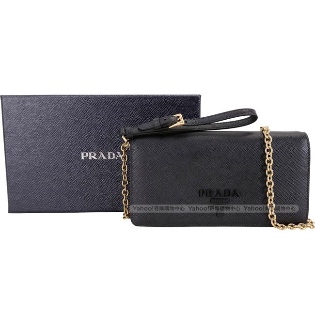 PRADA Saffiano 迷你款 黑字金屬浮刻防刮牛皮手拿鍊帶包(黑色)
