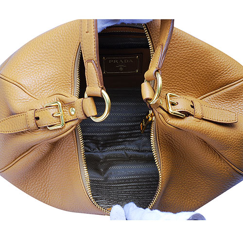 PRADA 經典三角LOGO荔枝紋牛皮圓弧造型肩背包(駝色)