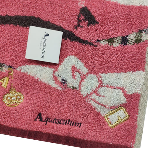 Aquascutum 經典品牌格紋蝴蝶結圖騰字母LOGO刺繡小方巾(梅紅色系)