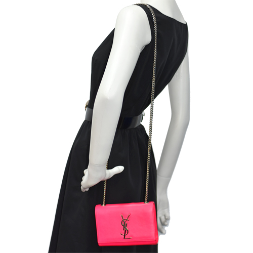 YSL 經典銀色金屬LOGO小牛皮磁釦肩/斜背包(螢光桃紅-展示品)