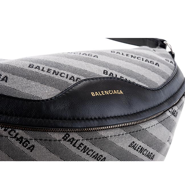 Balenciaga 新款緹花標識搭紀念吊飾揹帶斜跨包/腰包 (灰色)