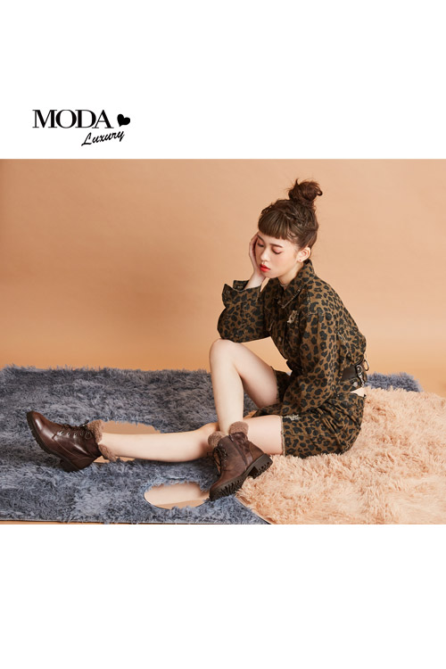 中筒靴 MODA Luxury 街頭率性毛毛拼接牛皮綁帶中筒軍靴－咖