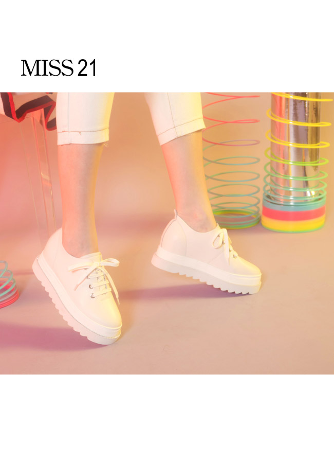 休閒鞋 MISS 21 極簡純色細緻摔紋全真皮內增高厚底休閒鞋－米白
