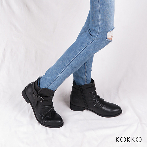 KOKKO-極致品味真皮抓皺平底短靴-經典黑