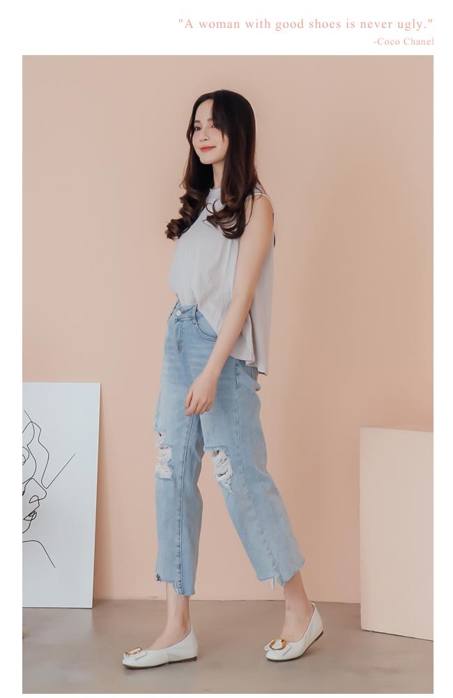 2.Maa 簡約柔軟牛皮飾扣平底包鞋 - 米白