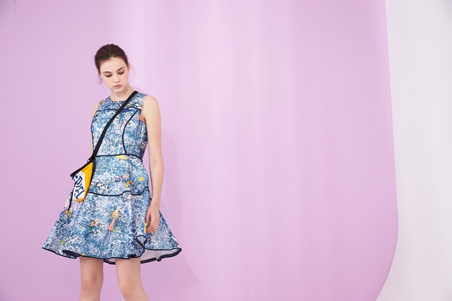 ICHE 衣哲 時尚造型印花滾邊修身設計傘擺禮服洋裝-藍