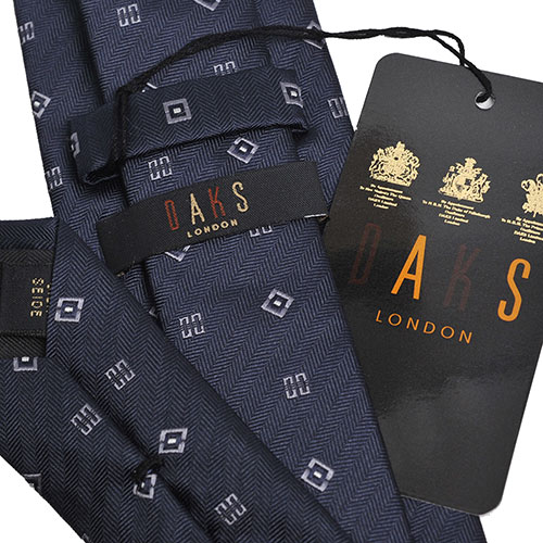 DAKS 經典品牌LOGO圖騰浮水印斜紋領帶(灰字/深藍底)