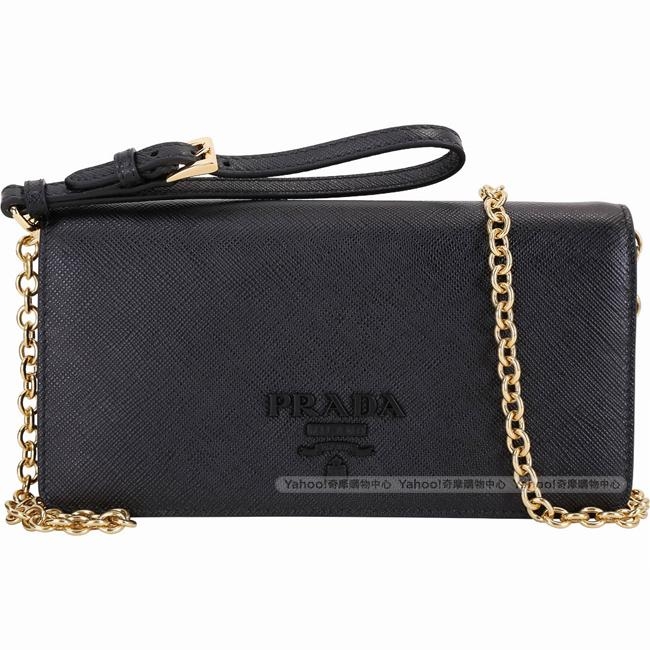PRADA Saffiano 迷你款 黑字金屬浮刻防刮牛皮手拿鍊帶包(黑色)