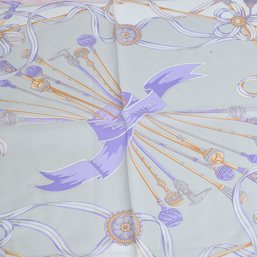 TRUSSARDI 絲質品牌流蘇圖騰LOGO大帕領巾(粉紅/灰)