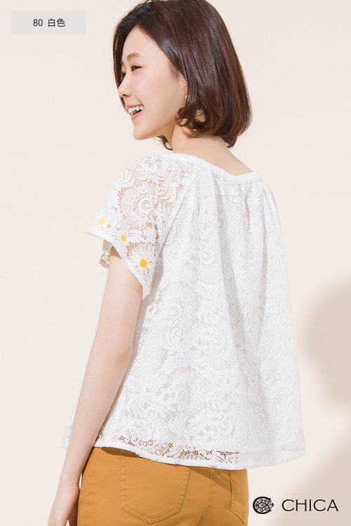 CHICA 質感蕾絲鏤空袖口花朵刺繡上衣(2色)