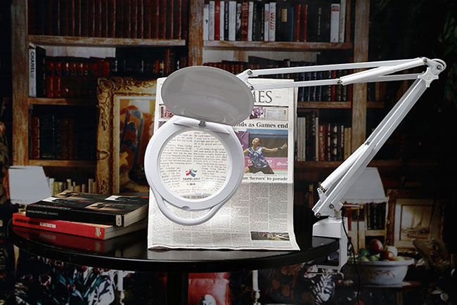 【Hamlet】1.8x/3D 大鏡面雙色溫LED調光護眼檯燈放大鏡 桌夾式 E080