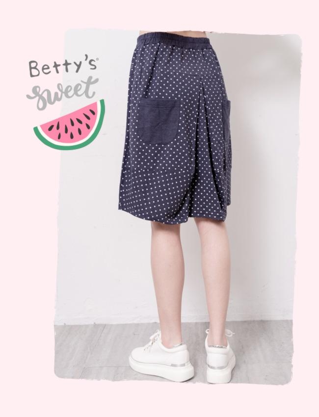 betty’s貝蒂思　俏皮口袋微刺繡點點裙(深藍)