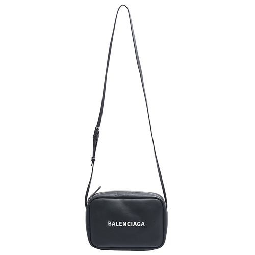 BALENCIAGA 經典EVERYDAY系列品牌白色字母LOGO小牛皮斜背相機包(灰)