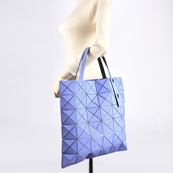 ISSEY MIYAKE 三宅一生BAOBAO LUCENT ONE-TONE磨砂霧面方格6x6手提包