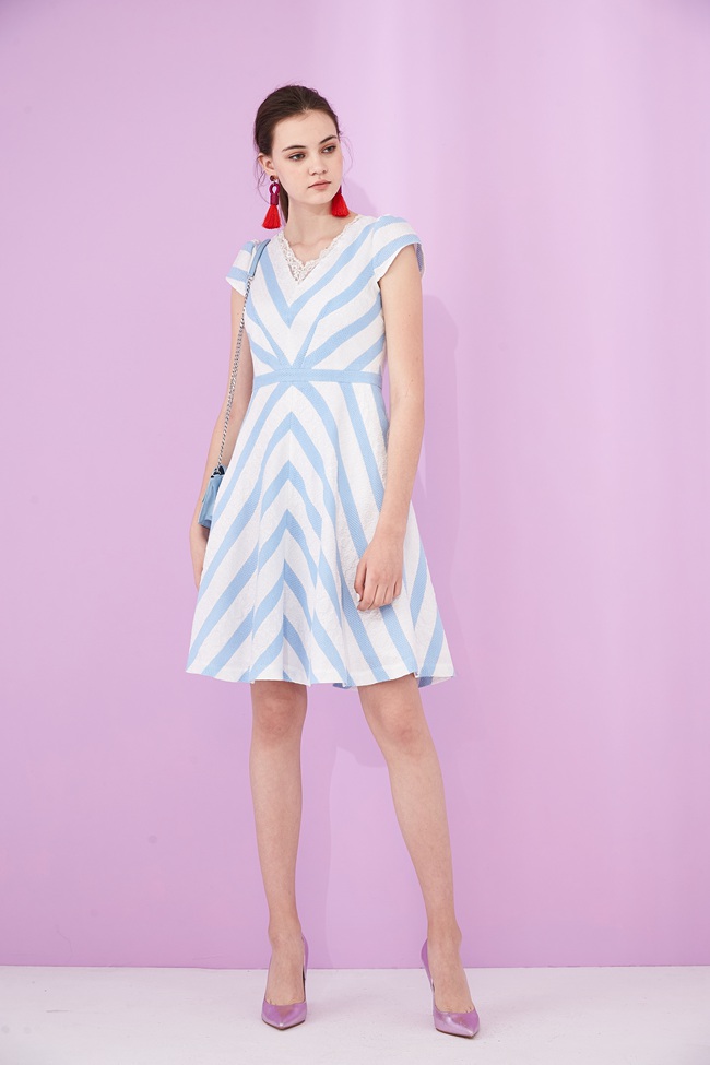 ICHE 衣哲 時尚3D蕾絲拼接條紋印花修身設計傘擺禮服洋裝-藍