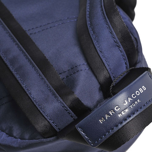 MARC JACOBS Trek Pack 銀色LOGO輕量高性能尼龍後背包(深藍色)