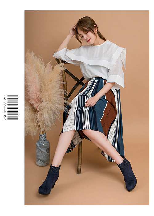 TAS鏤空雕花燙鑽絨布高跟短靴–深海藍