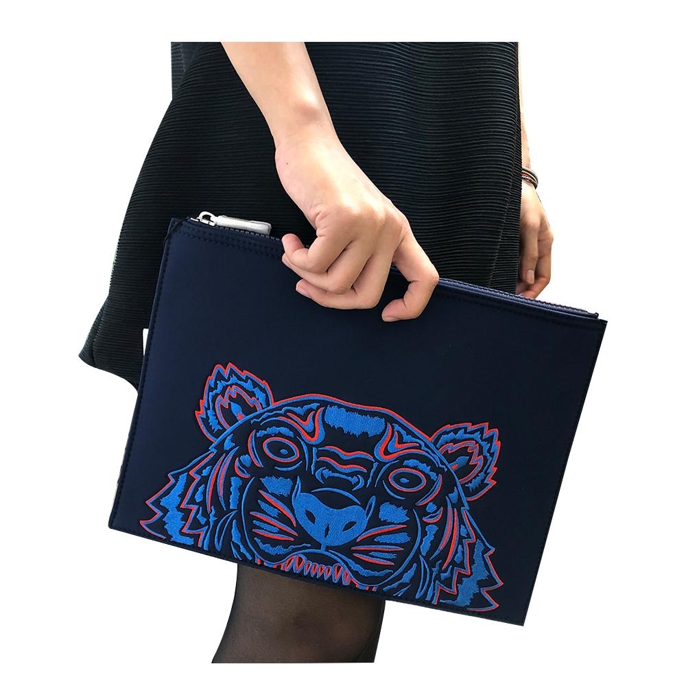 KENZO 經典刺繡虎頭太空棉手拿包-深藍