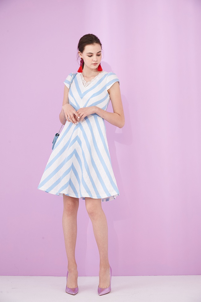 ICHE 衣哲 時尚3D蕾絲拼接條紋印花修身設計傘擺禮服洋裝-藍