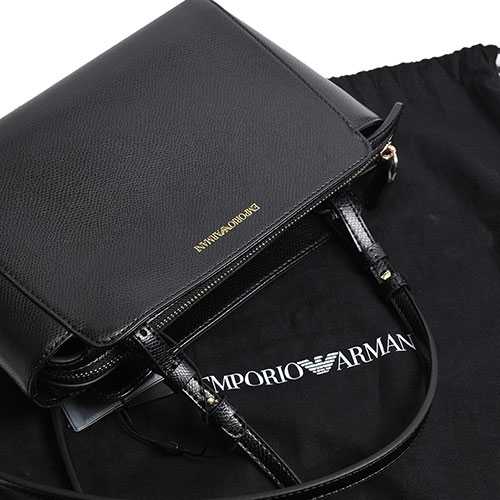 EMPORIO ARMANI 金色字母LOGO圖騰造型肩背/斜背包(黑)