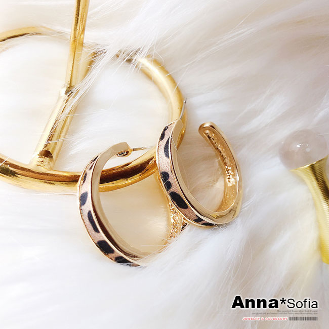 AnnaSofia 時尚布質豹紋 C圈耳針耳環(金棕系)
