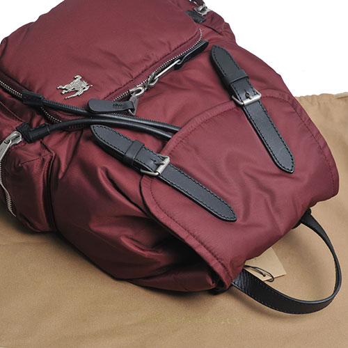 BURBERRY The Rucksack 戰馬LOGO中型軍旅後背包(酒紅色)