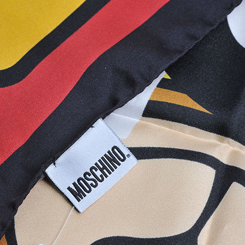 MOSCHINO 義大利TOY小熊LOGO圖騰100%絲質絲巾(黑邊紅底)