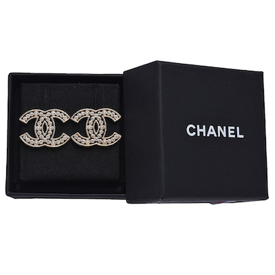 CHANEL經典CC LOGO簍空造型水鑽珍珠鑲嵌穿式耳環(金)