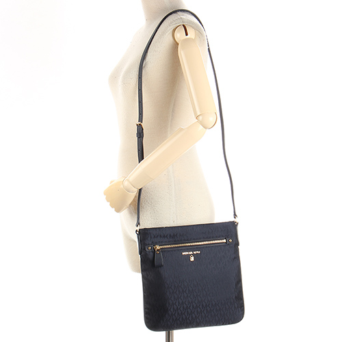 MICHAEL KORS Kelsey 滿版LOGO亮絲尼龍前口袋斜背扁包-大/海軍藍色