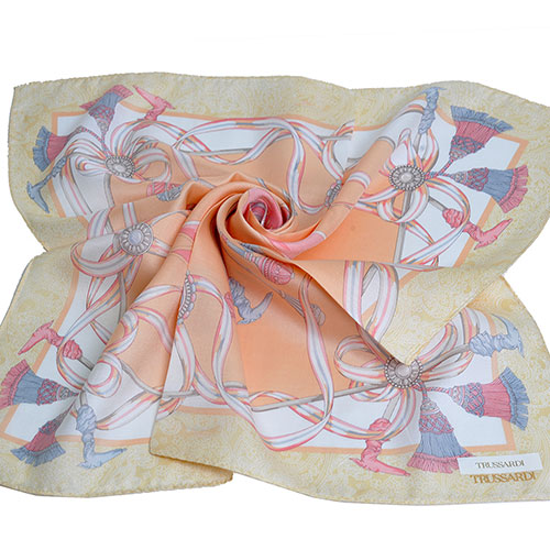 TRUSSARDI 絲質品牌流蘇圖騰LOGO大帕領巾(粉黃/粉橘)