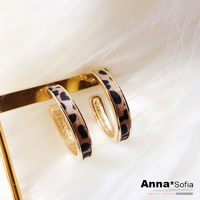 AnnaSofia 時尚布質豹紋 C圈耳針耳環(金棕系)
