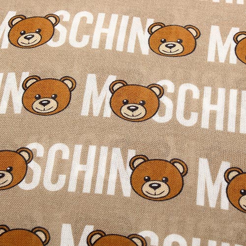 MOSCHINO 經典滿版TOY小熊LOGO字樣 100%莫代爾薄圍巾-卡其色