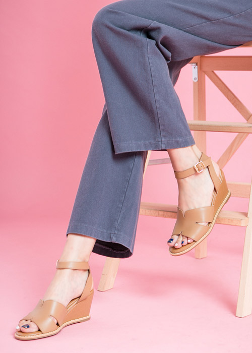 TAS 蝴蝶曲線寬繫帶楔型涼鞋–榛果卡其