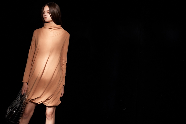 Hana+花木馬 法式簡約下擺空氣感打摺繭型設計長袖造型洋裝(兩色)-奶茶色