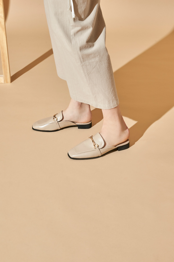 HERLS 紳士品味 內真皮馬銜釦方頭低跟穆勒鞋-米色