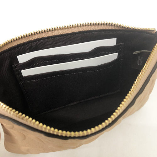 COACH 經典浮雕C LOGO牛皮手拿包(質感膚色)