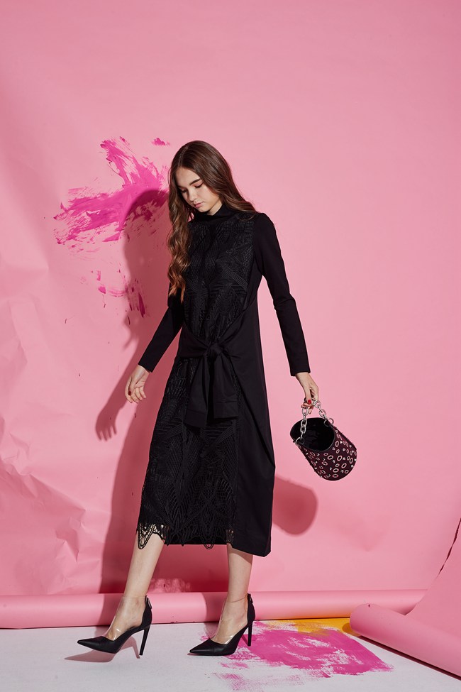 Chaber巧帛 時尚3D蕾絲雕花拼接中長版造型洋裝(兩穿)-黑
