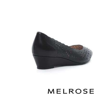 低跟鞋 MELROSE 典雅晶鑽沖孔牛皮尖頭楔型低跟鞋－黑