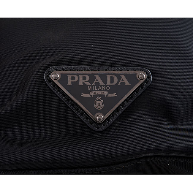 PRADA 新款經典尼龍黑色鉚釘黑色皮帶釦雙口袋大型後背包 (黑色)