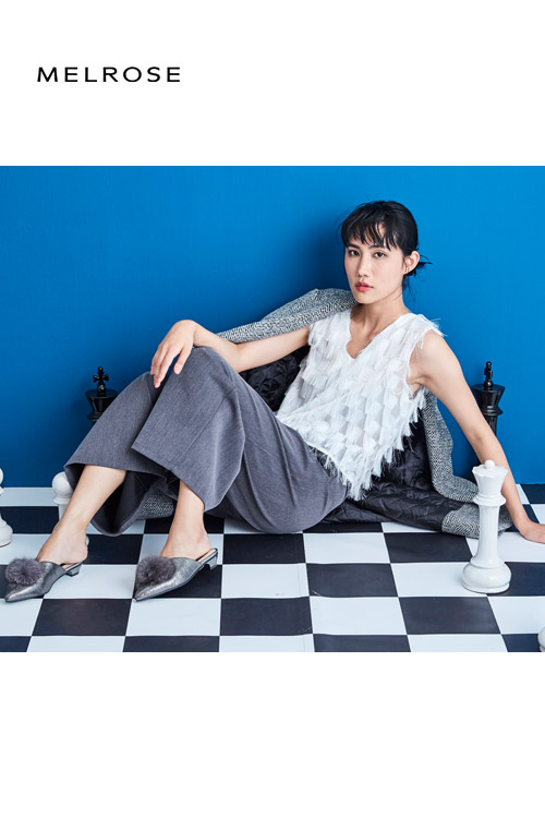 拖鞋 MELROSE 搶眼魅力毛球設計低跟穆勒拖鞋－灰