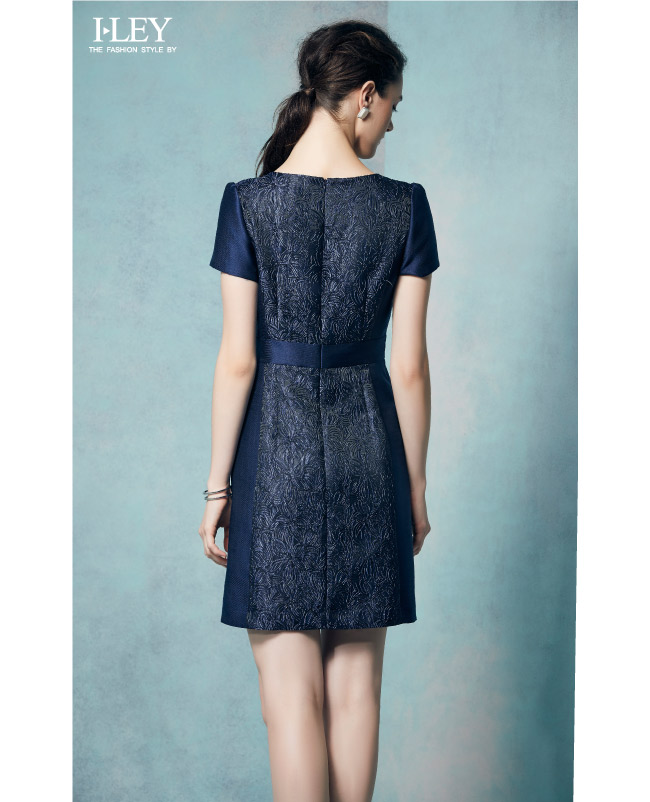 ILEY伊蕾 優雅花卉縫飾質感洋裝(藍)