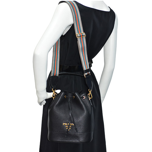 PRADA 經典品牌浮雕LOGO牛皮束口手提/斜背水桶包(黑)