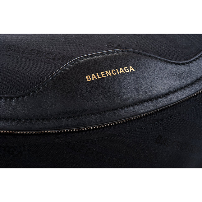 Balenciaga 新款緹花標識搭紀念吊飾揹帶斜跨包/腰包 (黑色)